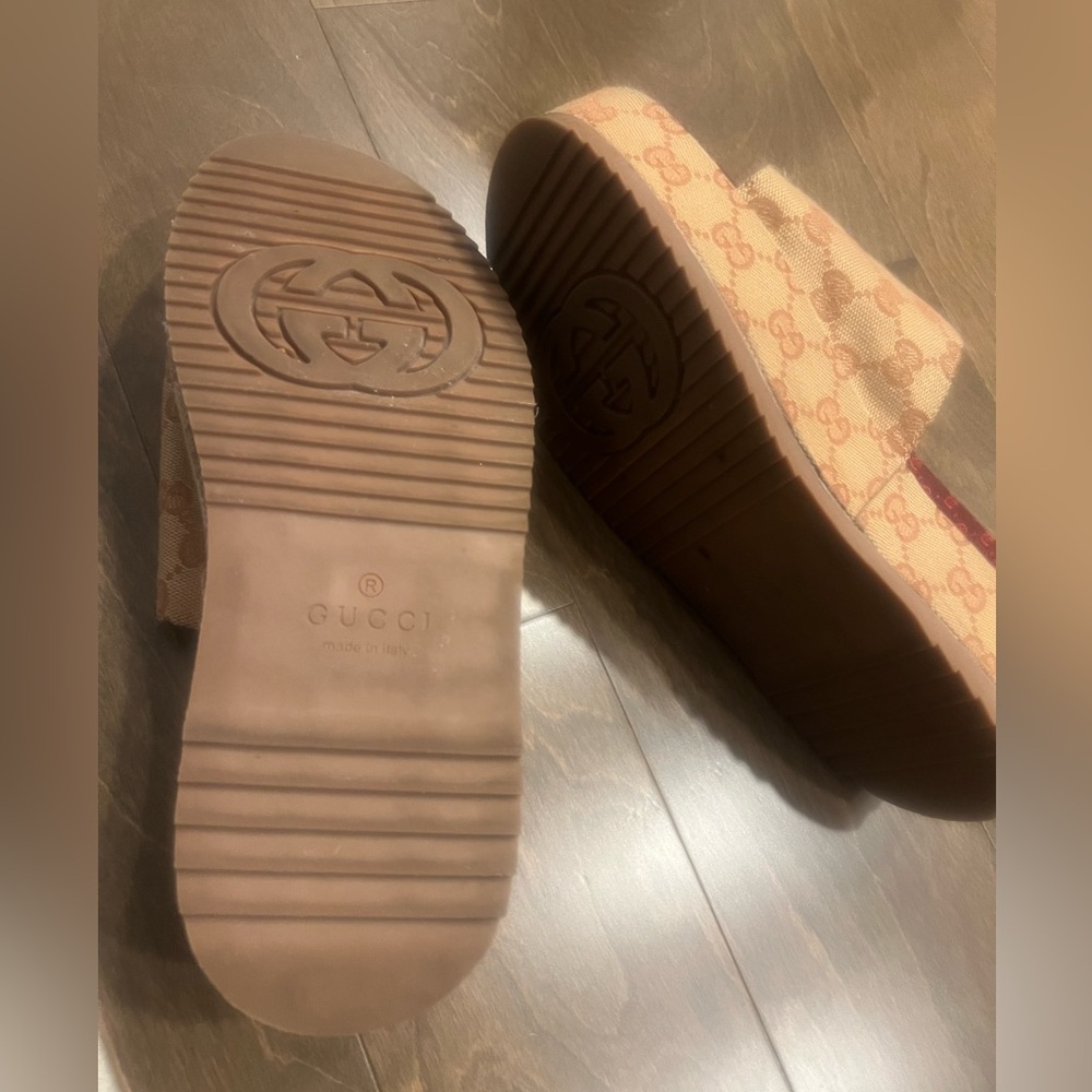 GG Women's Tan and Burgundy Slide Sandals - Picture 4 of 6